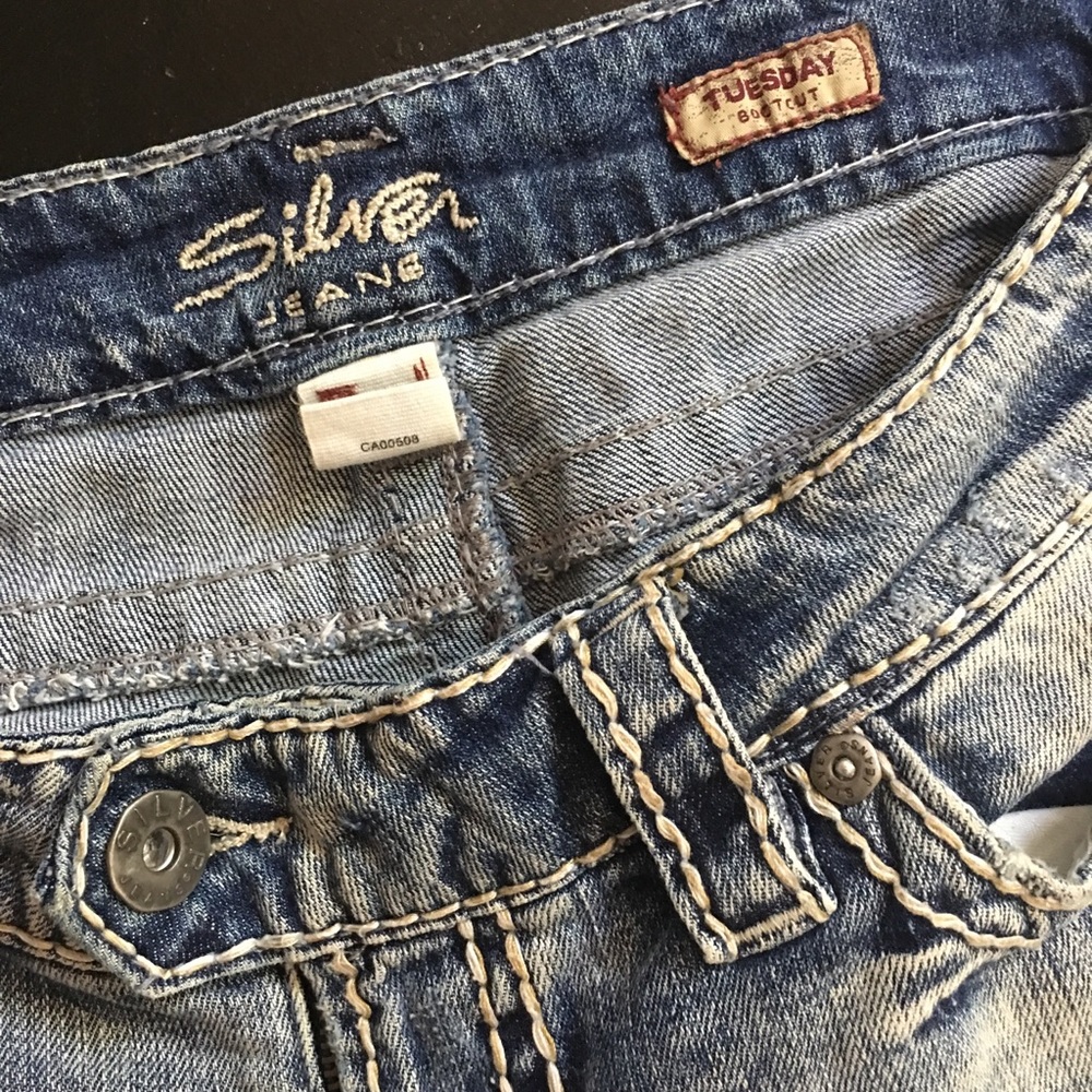 TUESDAY BOOTCUT SILVER JEANS size 32/33